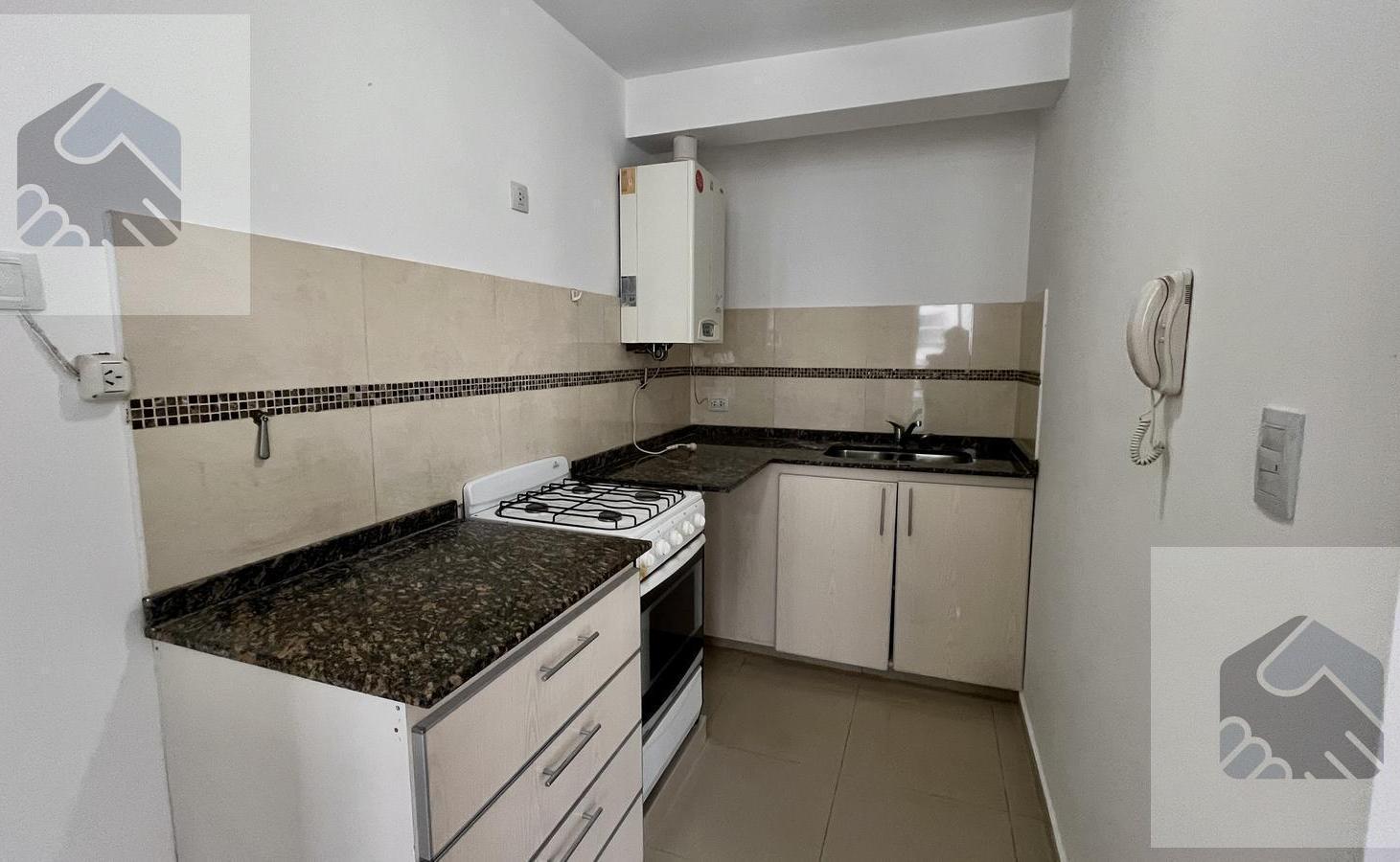 Foto de Departamento de 1 dormitorio, 1 baño, con balcón amplio en Villa Carlos, imagen 5