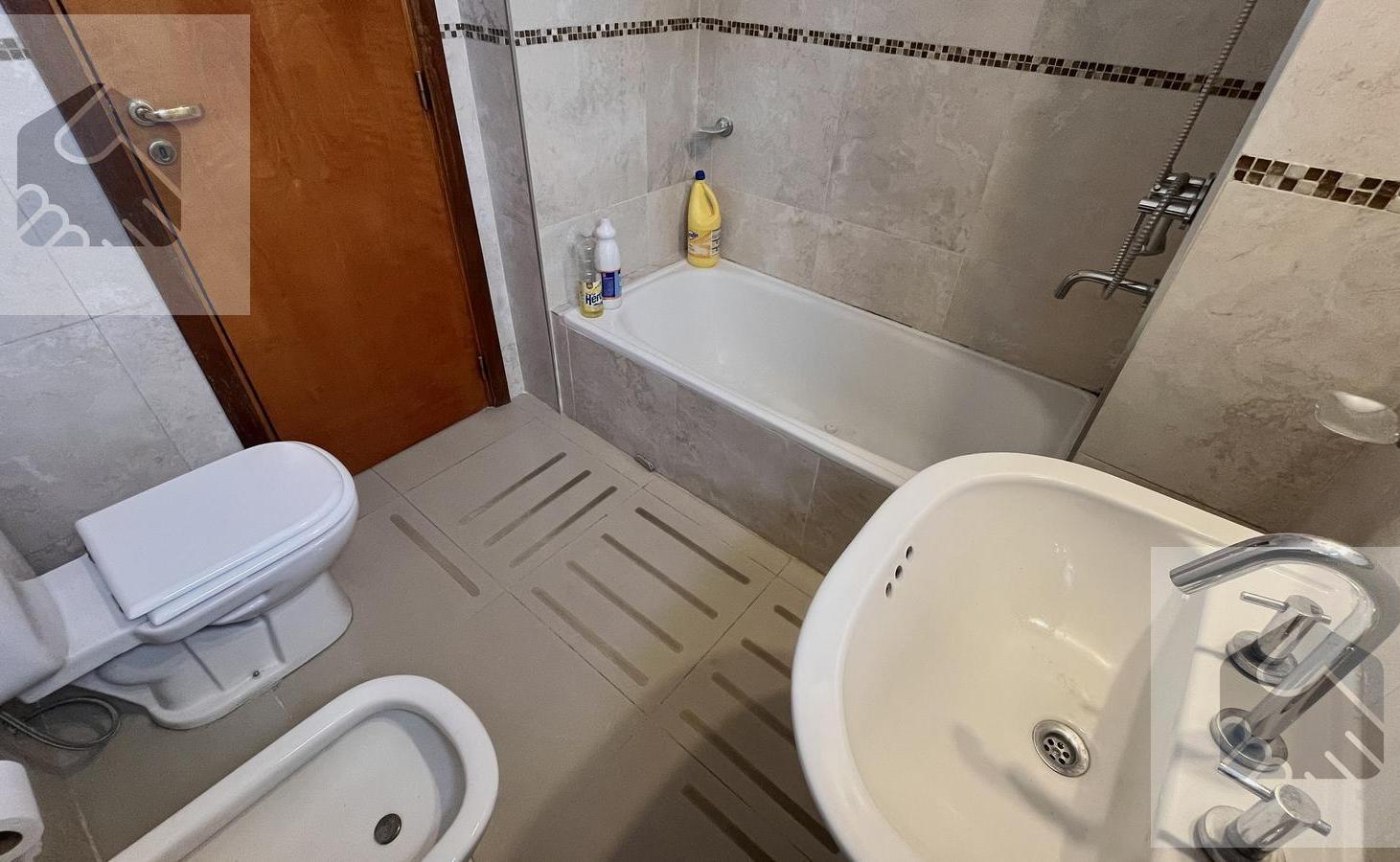 Foto de Departamento de 1 dormitorio, 1 baño, con balcón amplio en Villa Carlos, imagen 4