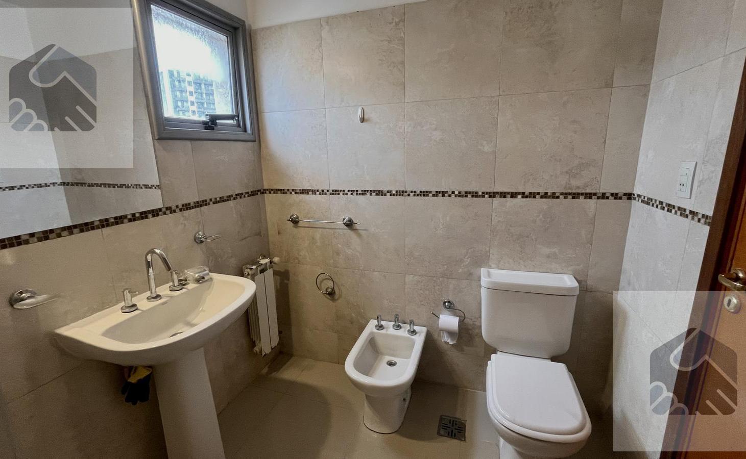 Foto de Departamento de 1 dormitorio, 1 baño, con balcón amplio en Villa Carlos, imagen 2
