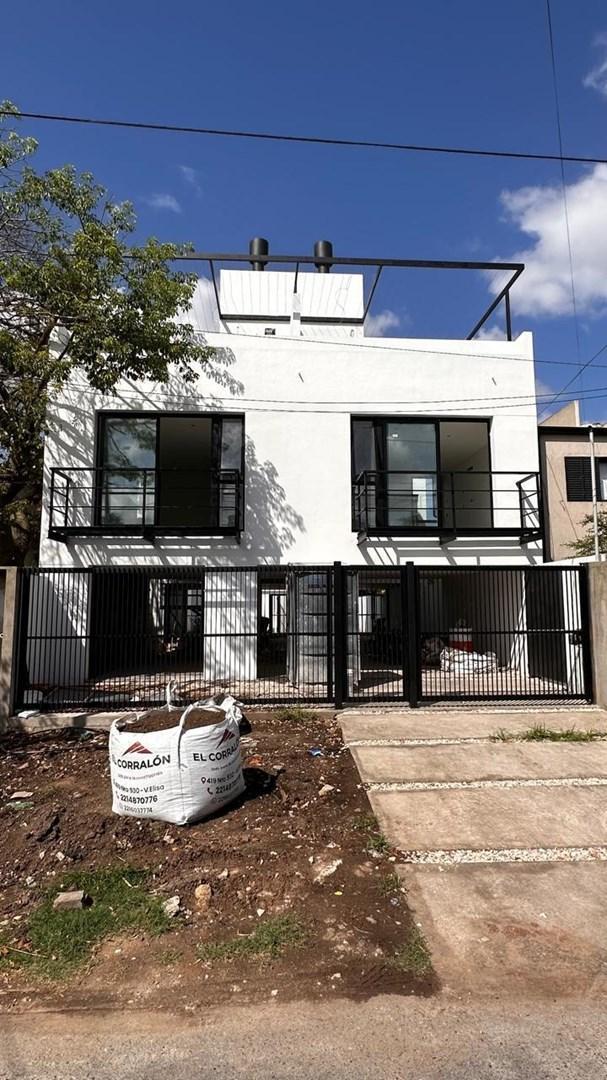 Casa Dúplex en Venta en City Bell con cochera, parque y parrilla, La Plata