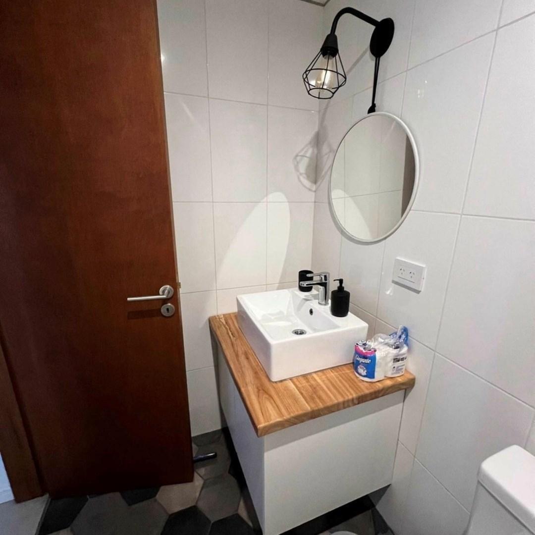 Foto de Departamento semipiso al frente con balcón en Venta en La Plata, imagen 2