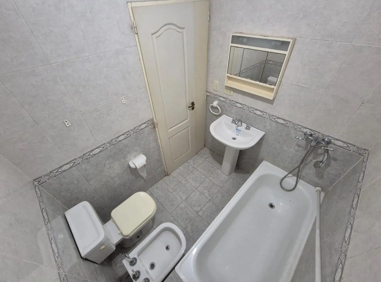 Departamento 2 ambientes patio venta Monte Castro 1