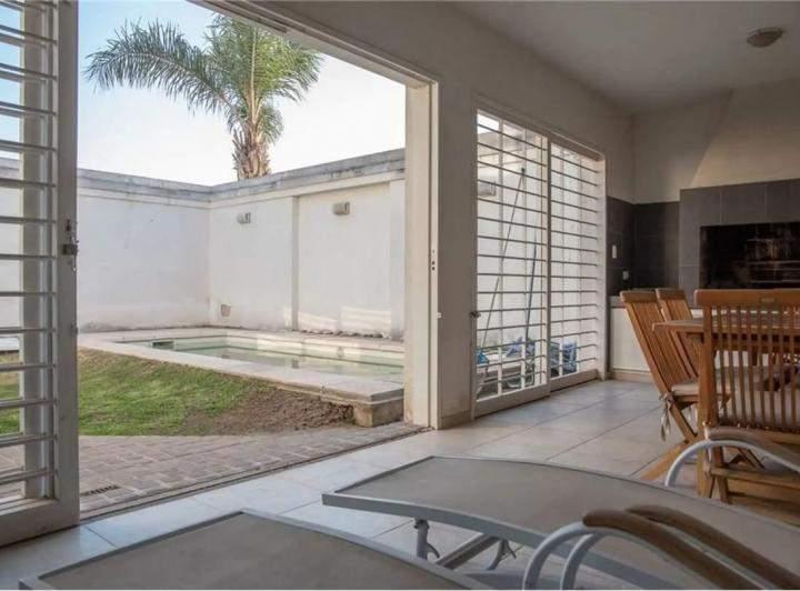 Casa 4 Dorm. Tres Baños Piscina Barrio Urca - Sobre Calle E. Lamarca 4