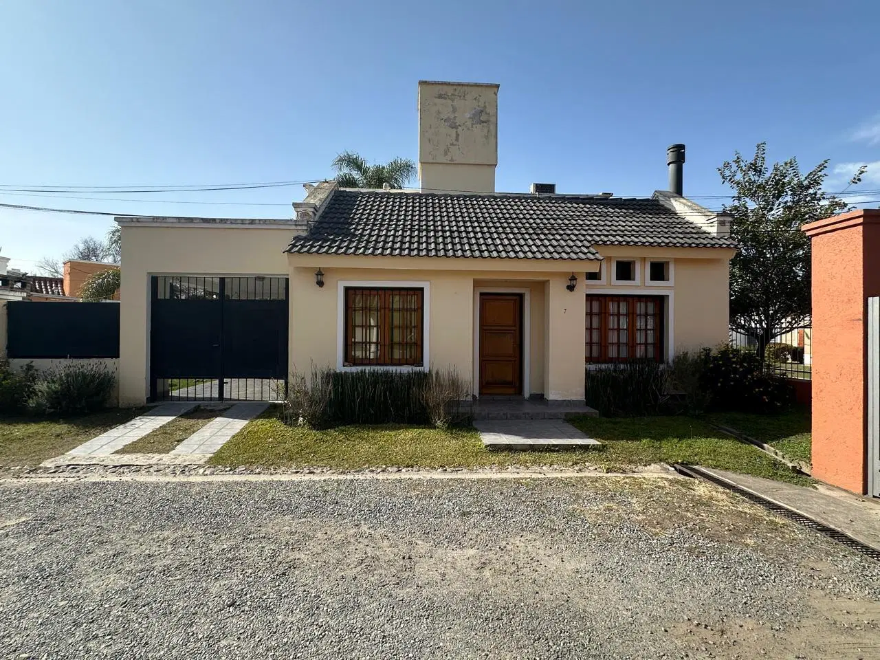 CASA EN  HOUSING A MTS DE AV. RECTA MARTINOLLI!!  3 DORM JARDIN PILETA 1