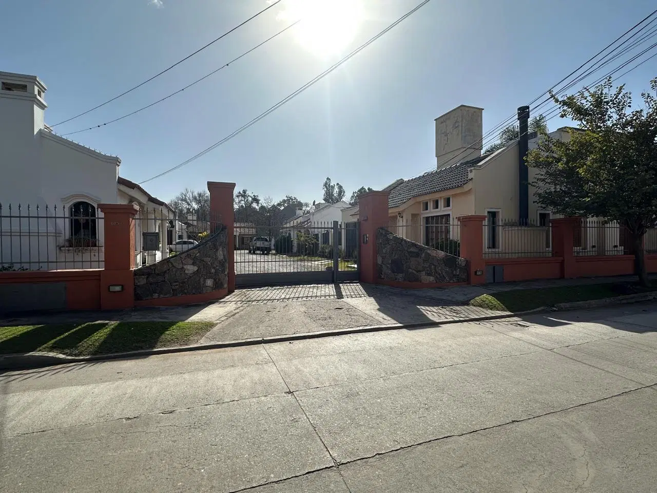 CASA EN  HOUSING A MTS DE AV. RECTA MARTINOLLI!!  3 DORM JARDIN PILETA 5