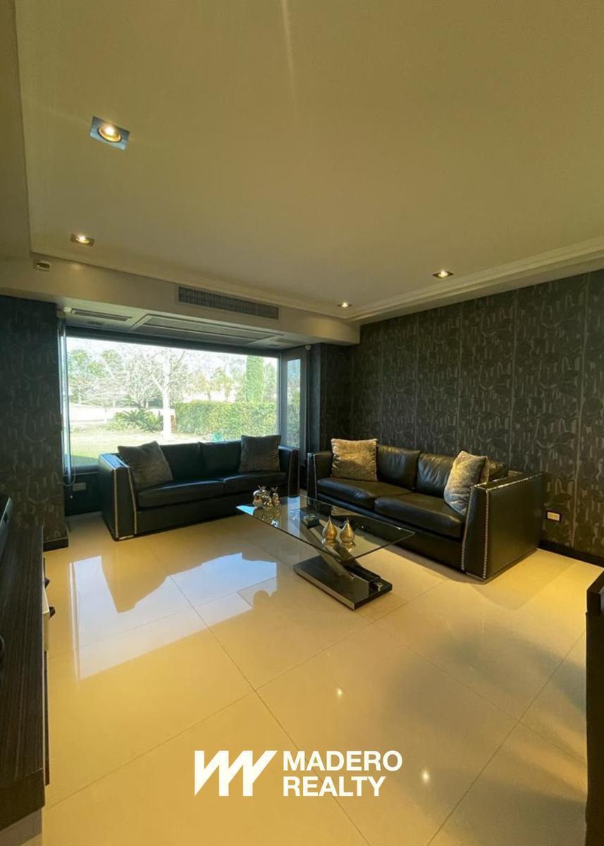 Venta de casa 8 ambientes en Abril Club De Campo, Berazategui