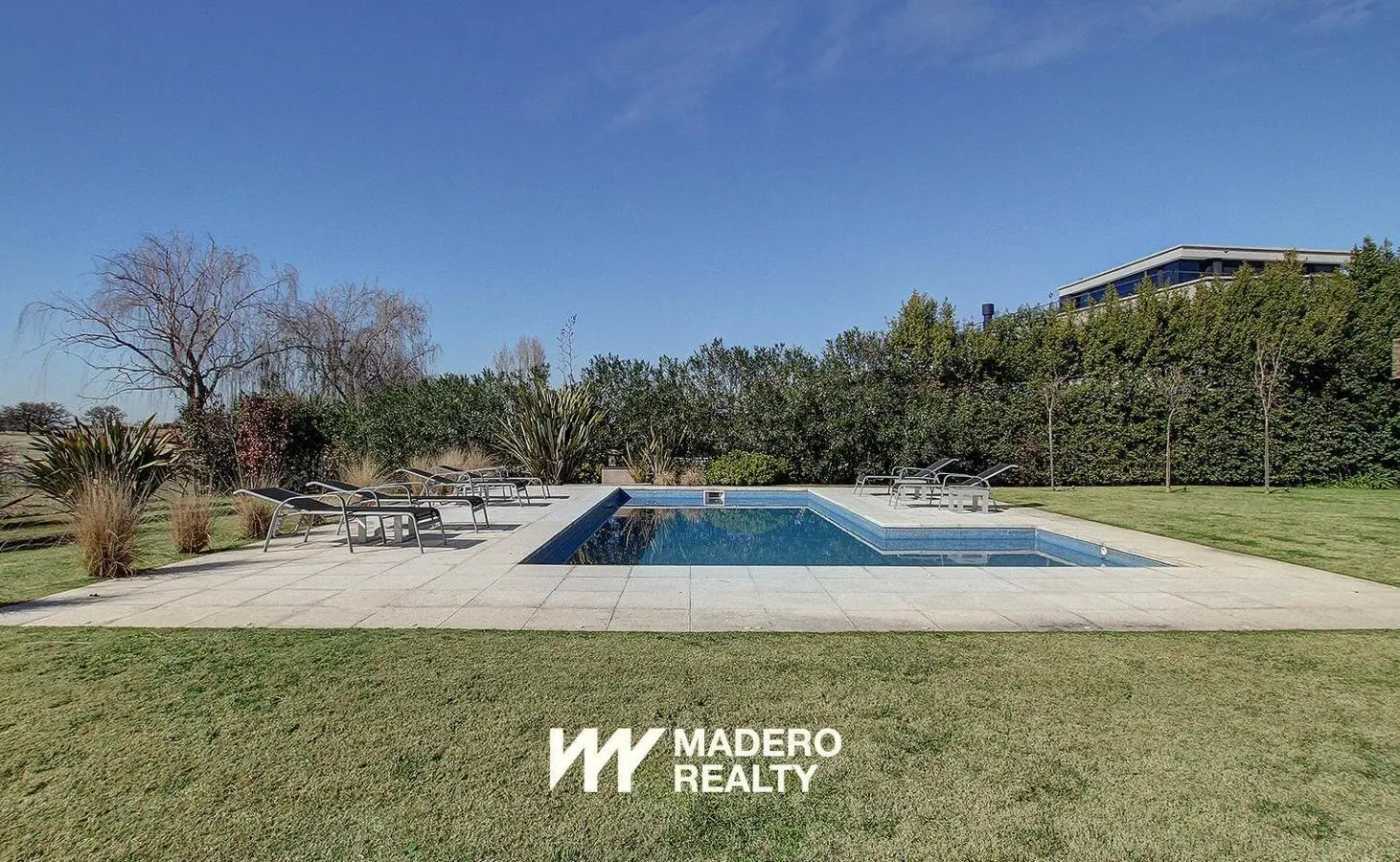 Venta de casa 8 ambientes en El Golf 5