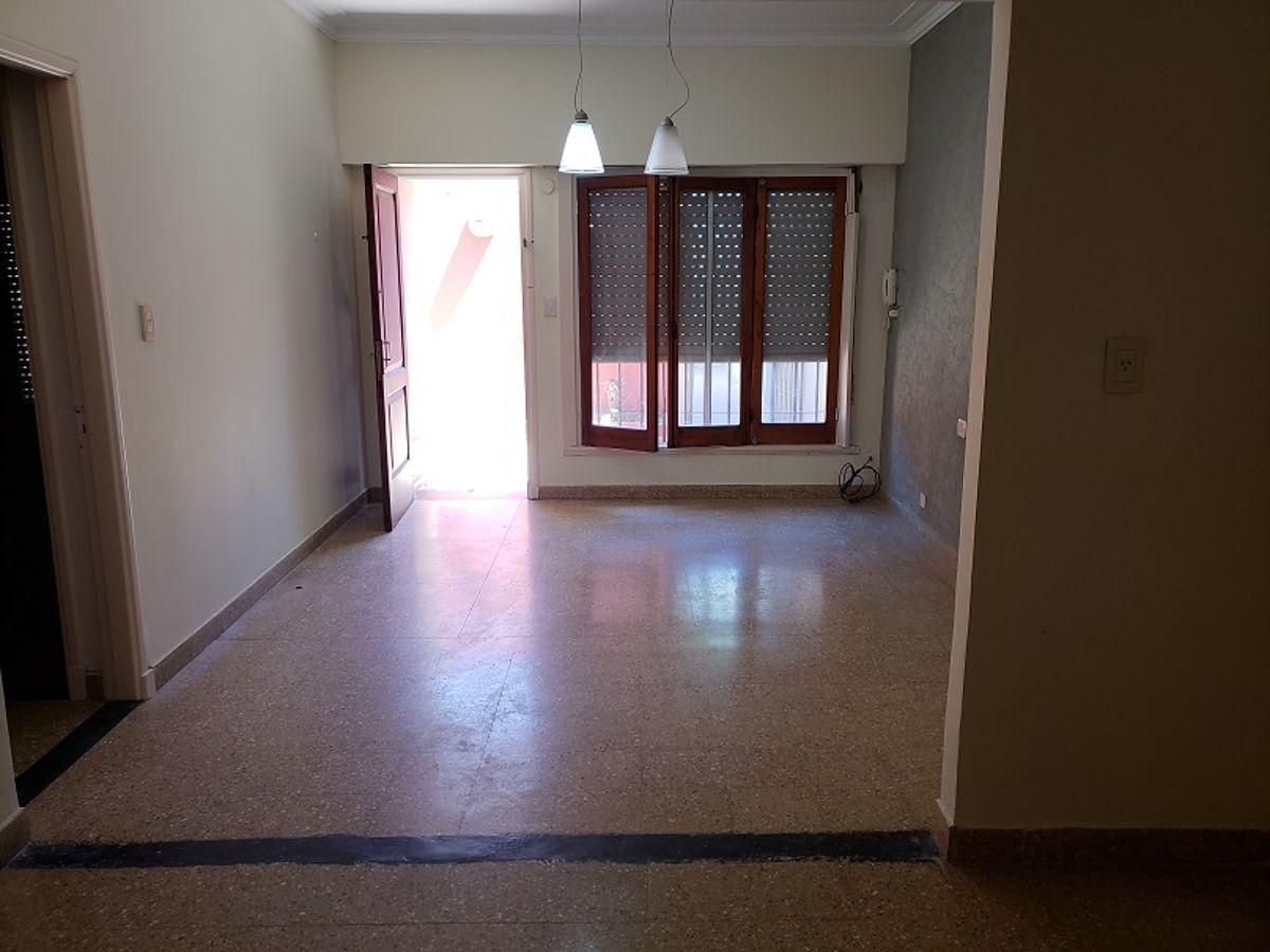 Foto de PH de 80 m² con 2 dormitorios en alquiler en La Plata, imagen 3