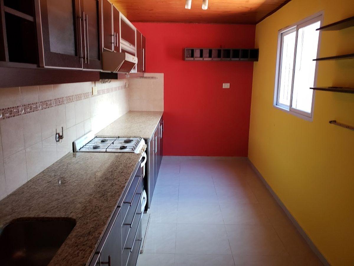Foto de PH de 80 m² con 2 dormitorios en alquiler en La Plata, imagen 2