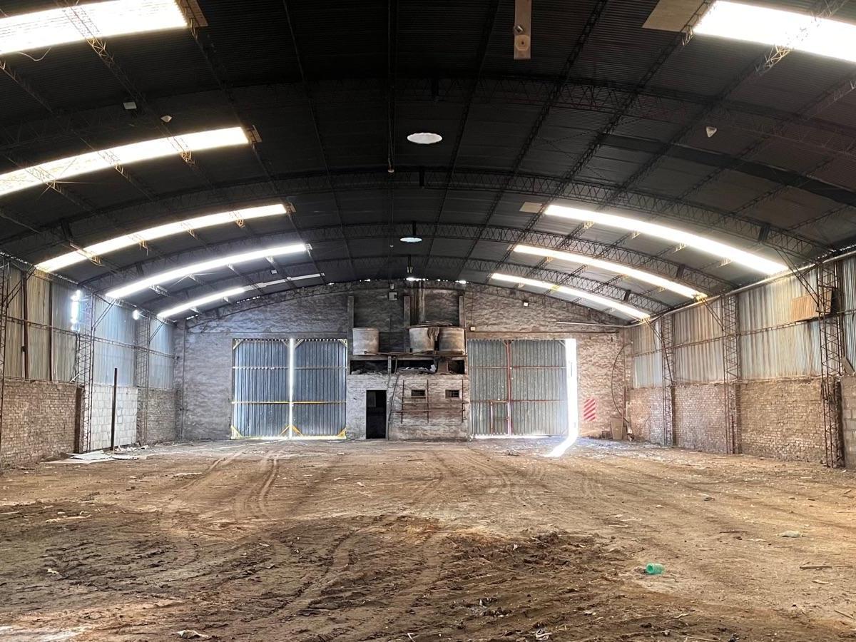 Venta - Fracción Comercial con Importante Galpón y Oficina 2