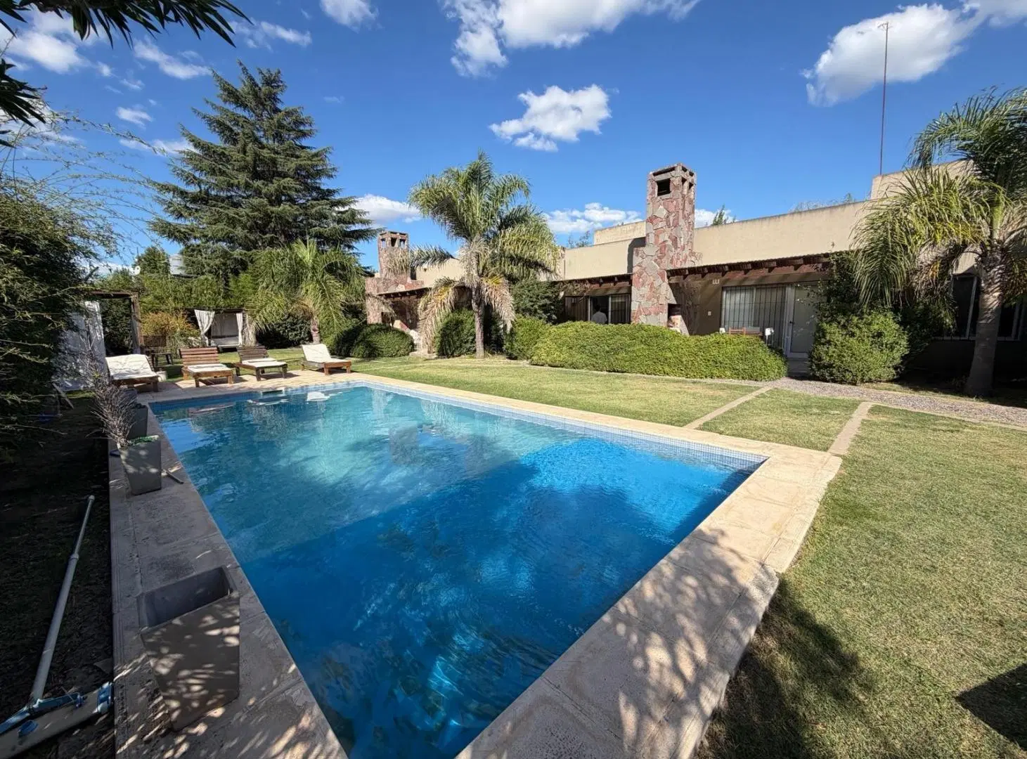 Complejo de cabañas en Lobos 1