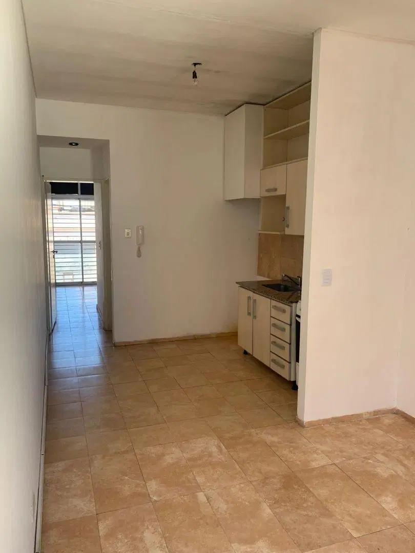 RAMOS MEJIA 2 AMBIENTES CON BALCON PRIMER PISO ESCALERA 2