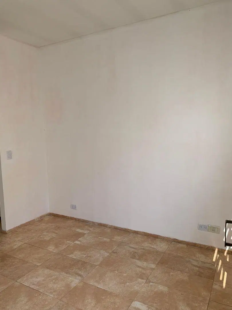 RAMOS MEJIA 2 AMBIENTES CON BALCON PRIMER PISO ESCALERA 4