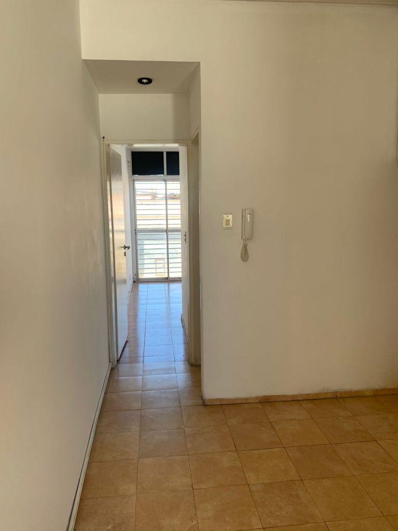Foto de RAMOS MEJIA 2 AMBIENTES CON BALCON PRIMER PISO ESCALERA, imagen 5