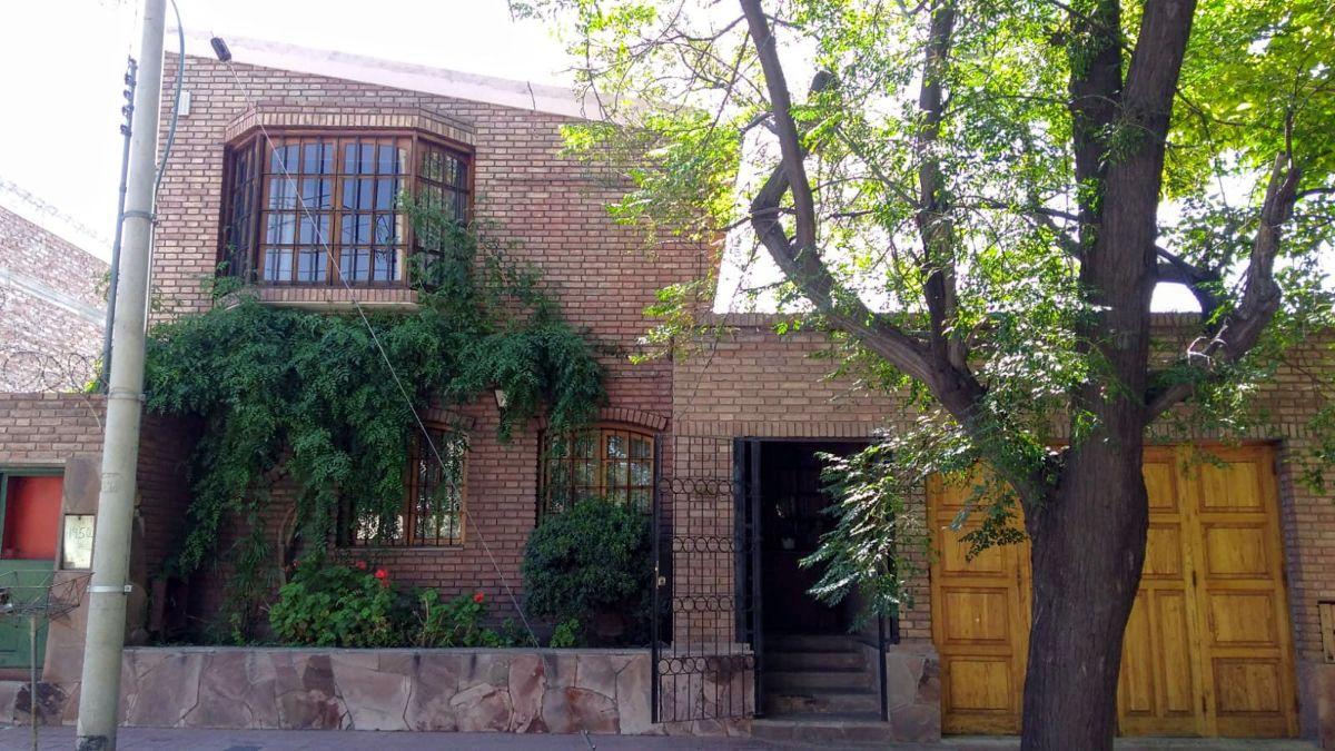CASA CATEGORIA PLANTA BAJA, 3 DORMITORIOS, 2 BAÑOS, LIVING, COCINA COMEDOR, 2 PATIOS, COCHERA, VN