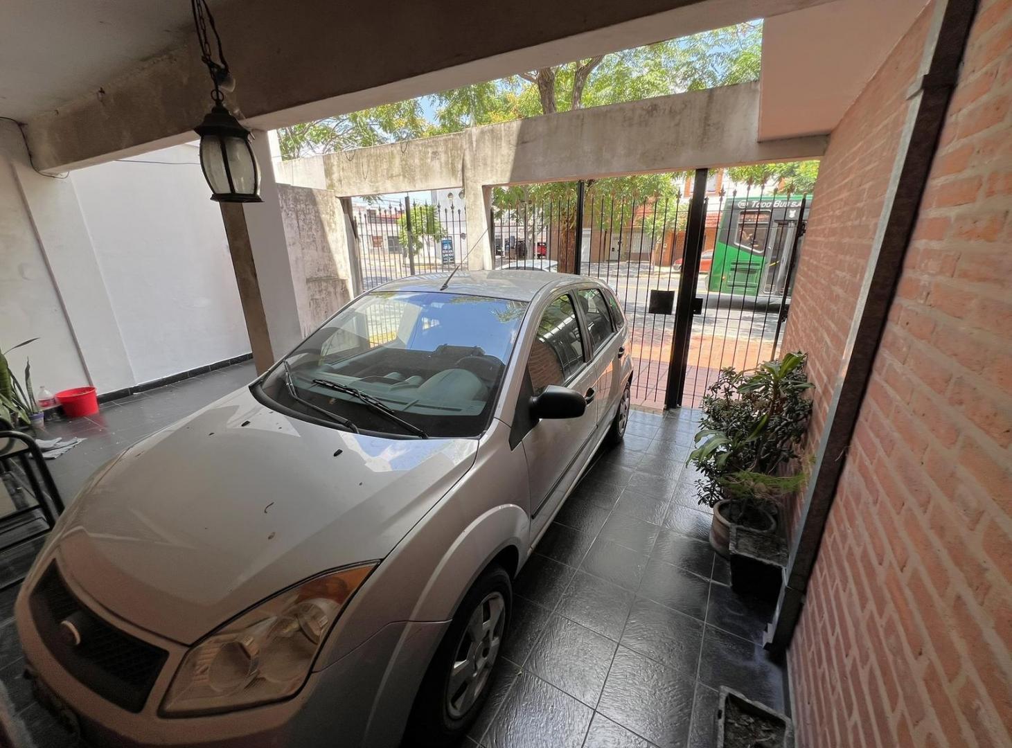 Foto de Muy buen PH de 3 ambientes amplios c/ escritorio - Patio - Cochera, imagen 3