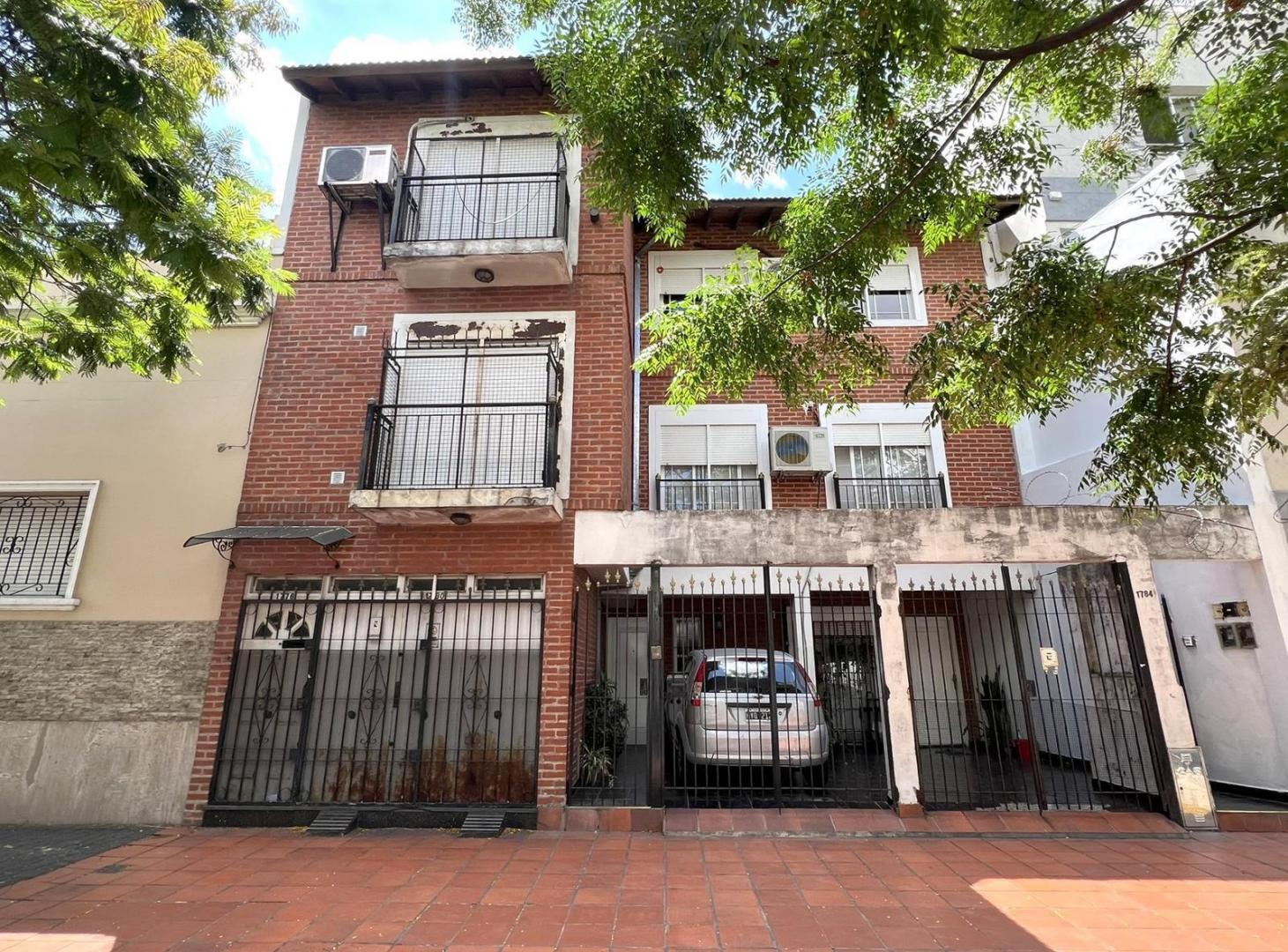 Muy buen PH de 3 ambientes amplios c/ escritorio - Patio - Cochera - SIN Expensas