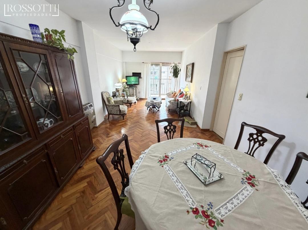 Muy buen departamento de 4 ambientes con balcon y dependencia de servicio