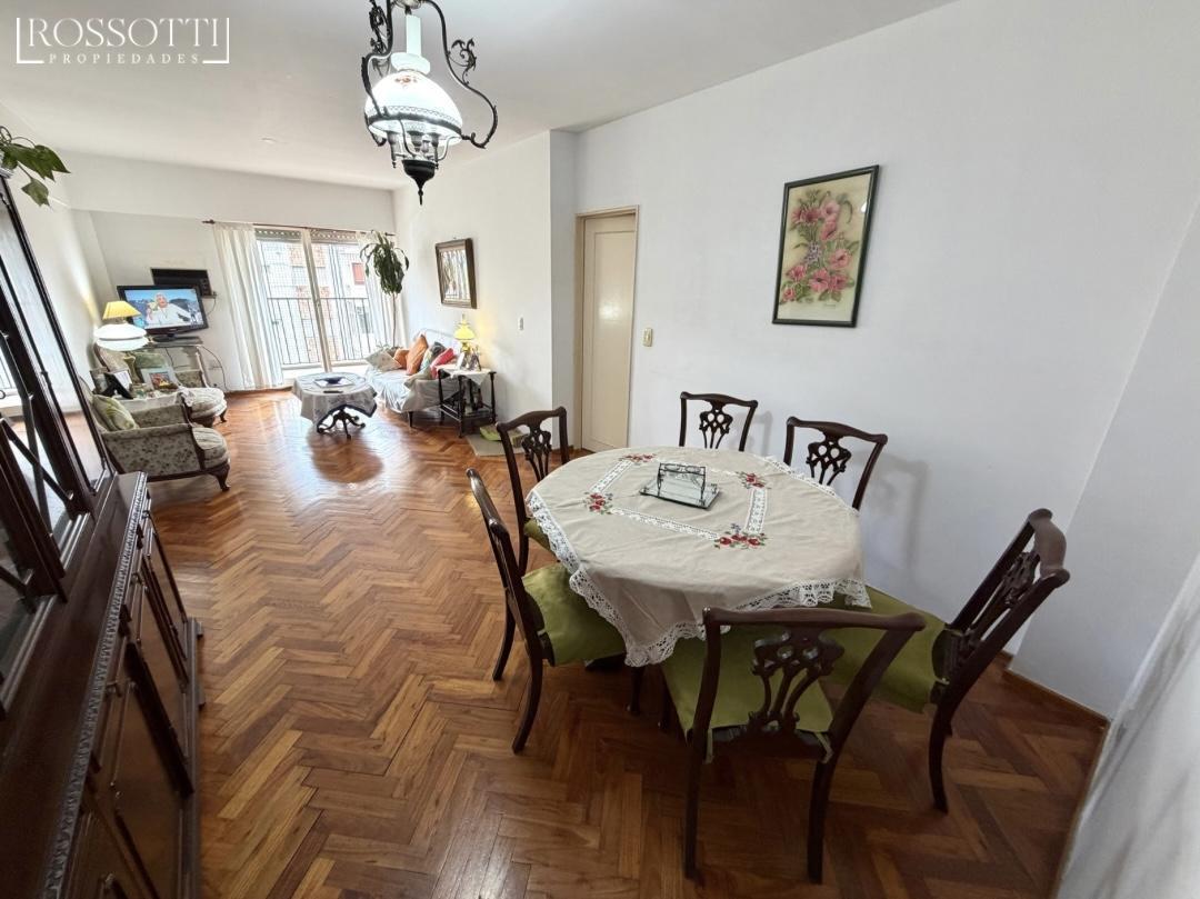 Foto de Muy buen departamento de 4 ambientes con balcon y dependencia de, imagen 2