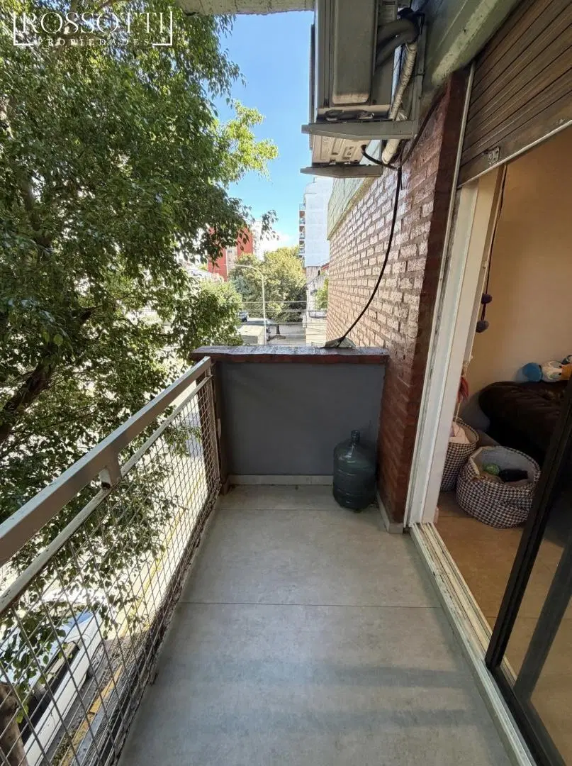 Muy buen departamento de 2 ambientes al frente con balcon y baulera 5