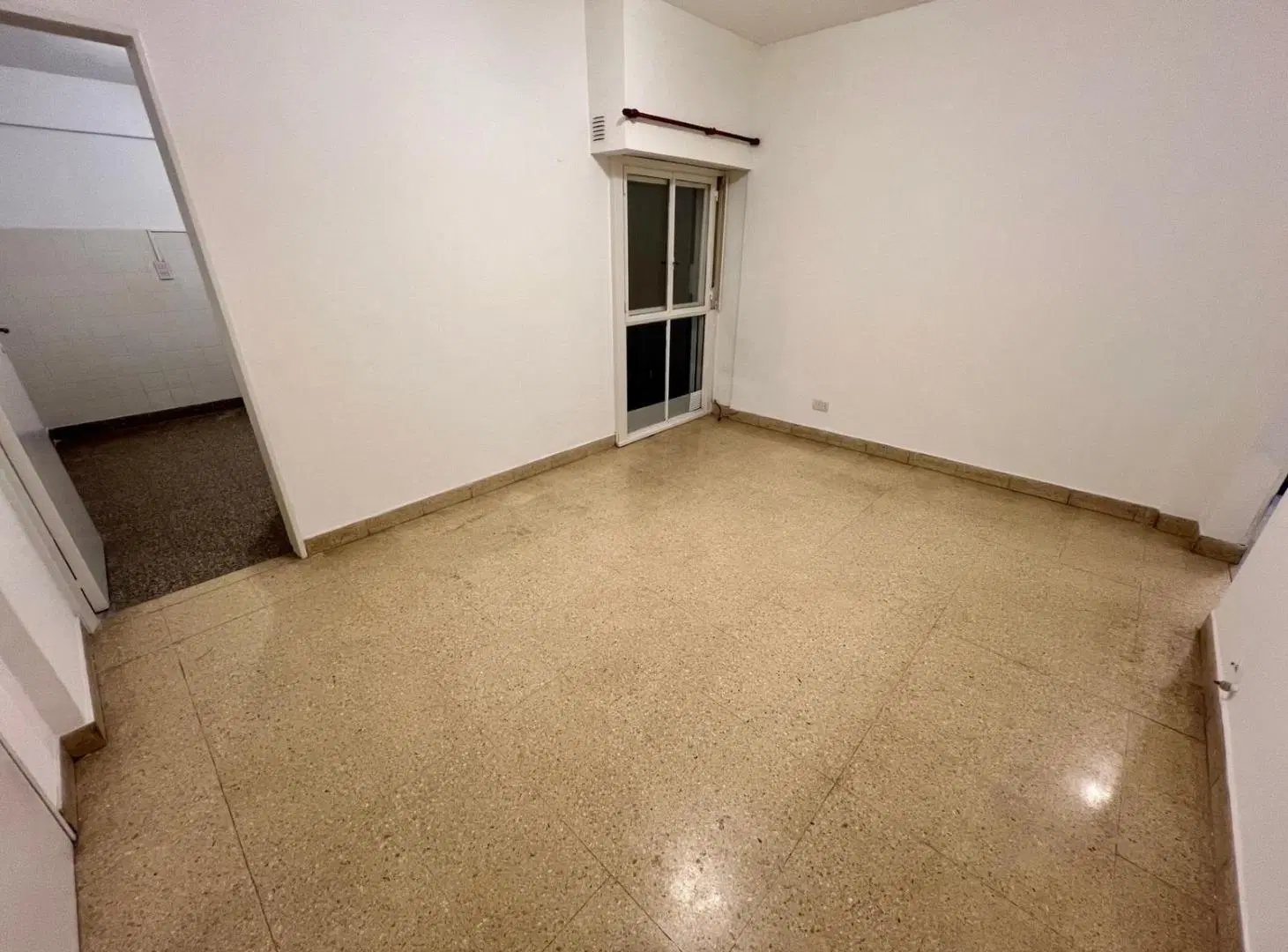 Depto de 2 ambientes al lateral - Cerca de Avenidas y variados transportes 3