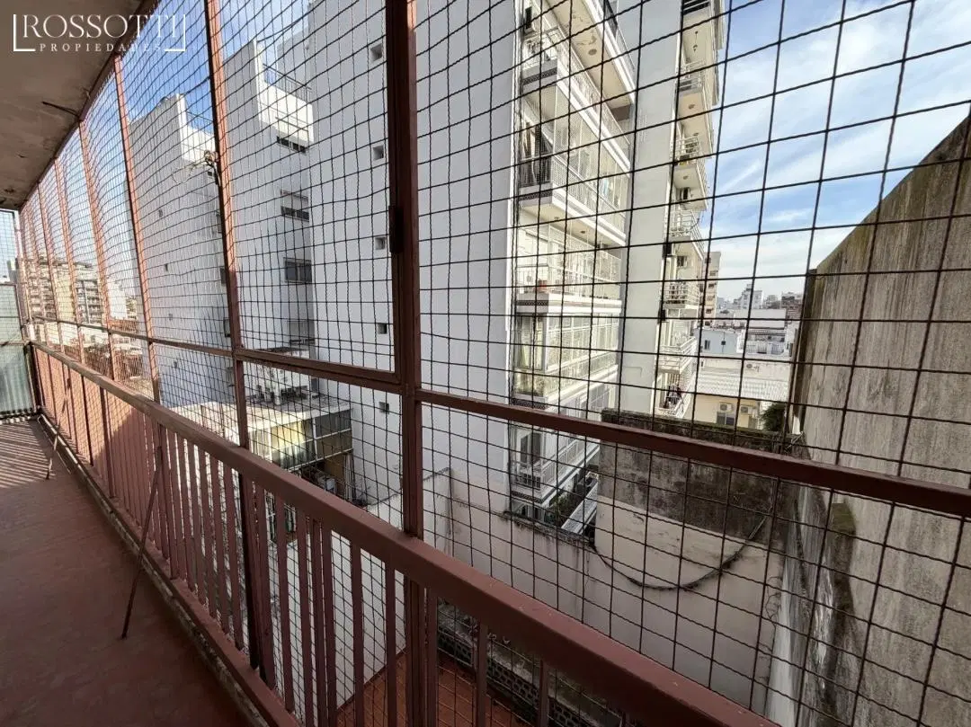 Muy buen departamento de 3 ambientes con balcon y dependencia 4
