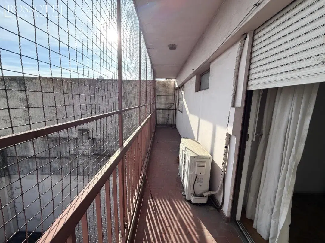 Muy buen departamento de 3 ambientes con balcon y dependencia 5