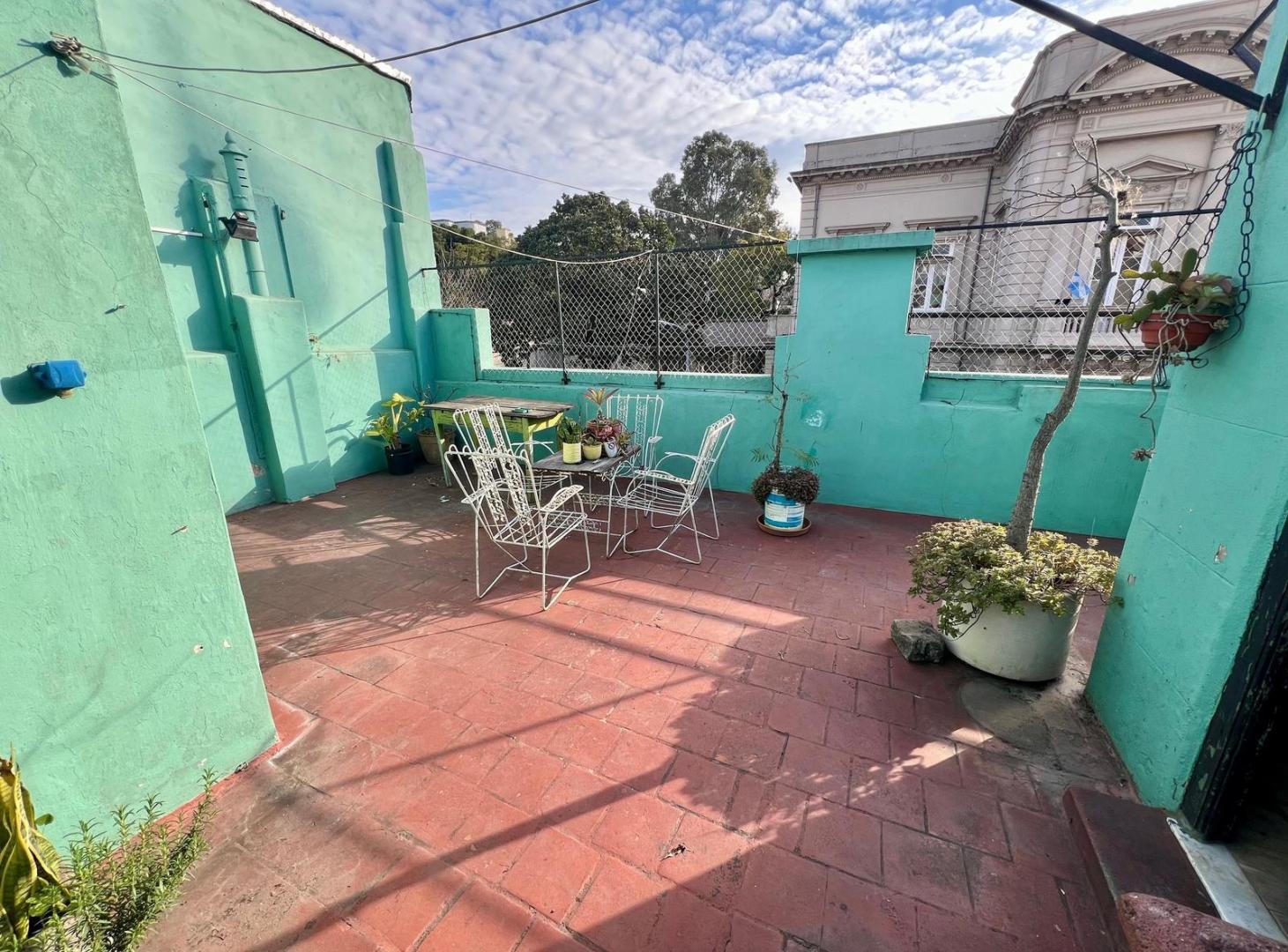 Foto de Casa de 5 ambientes con terraza y dependencia - 175 m2 total - Muy, imagen 2