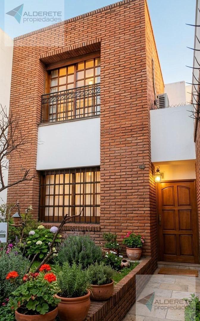 Foto de Casa 3 ambientes con cochera, terraza y jardines — Monte Castro, imagen 1