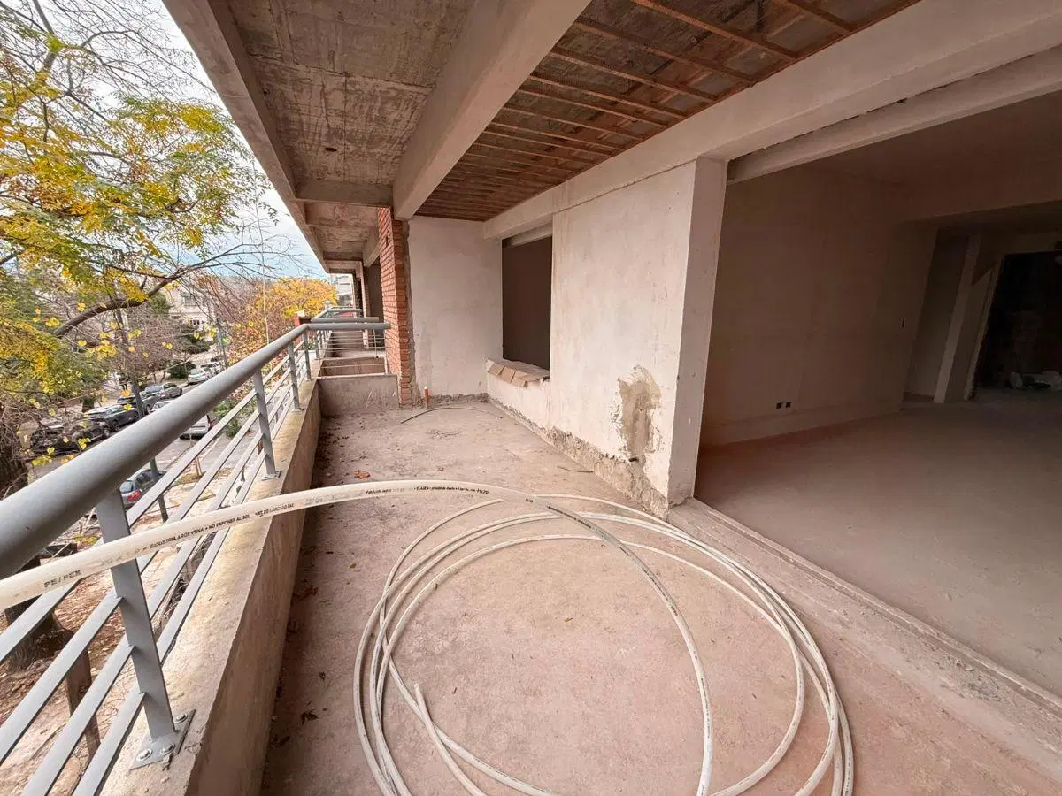 Excelente Departamento de 4 ambientes a la Venta en Coghlan 3