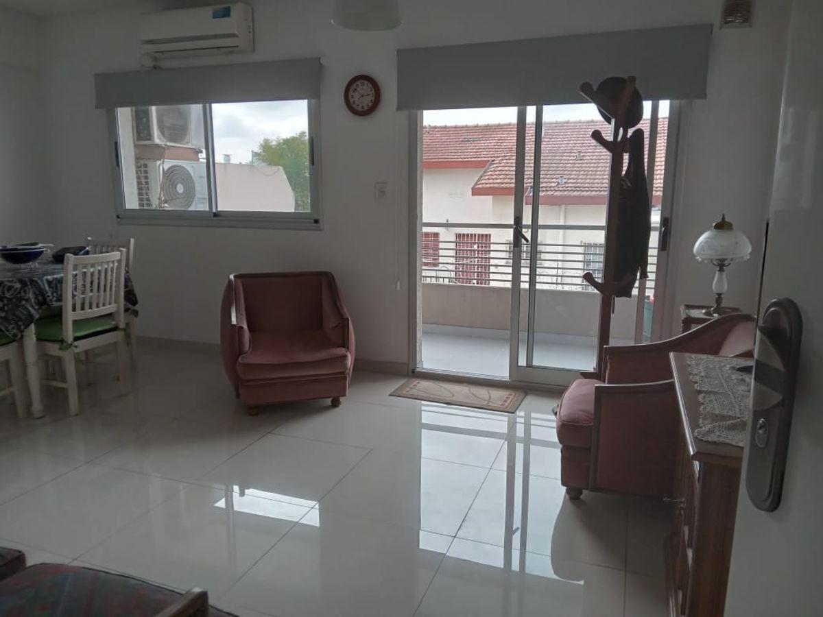 Foto de Amplio departamento de dos ambientes, con balcón al contrafrente en venta , Barrio Naón , Mataderos, imagen 1