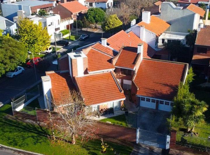 Venta Casa 5 ambientes San Carlos con parque 2