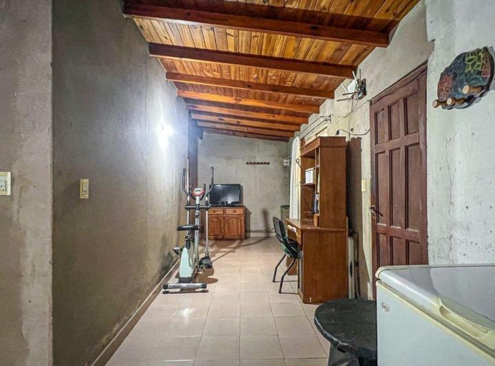 VENTA CASA 3 AMBIENTES CON AMPLIO PARQUE AL FRENTE 2