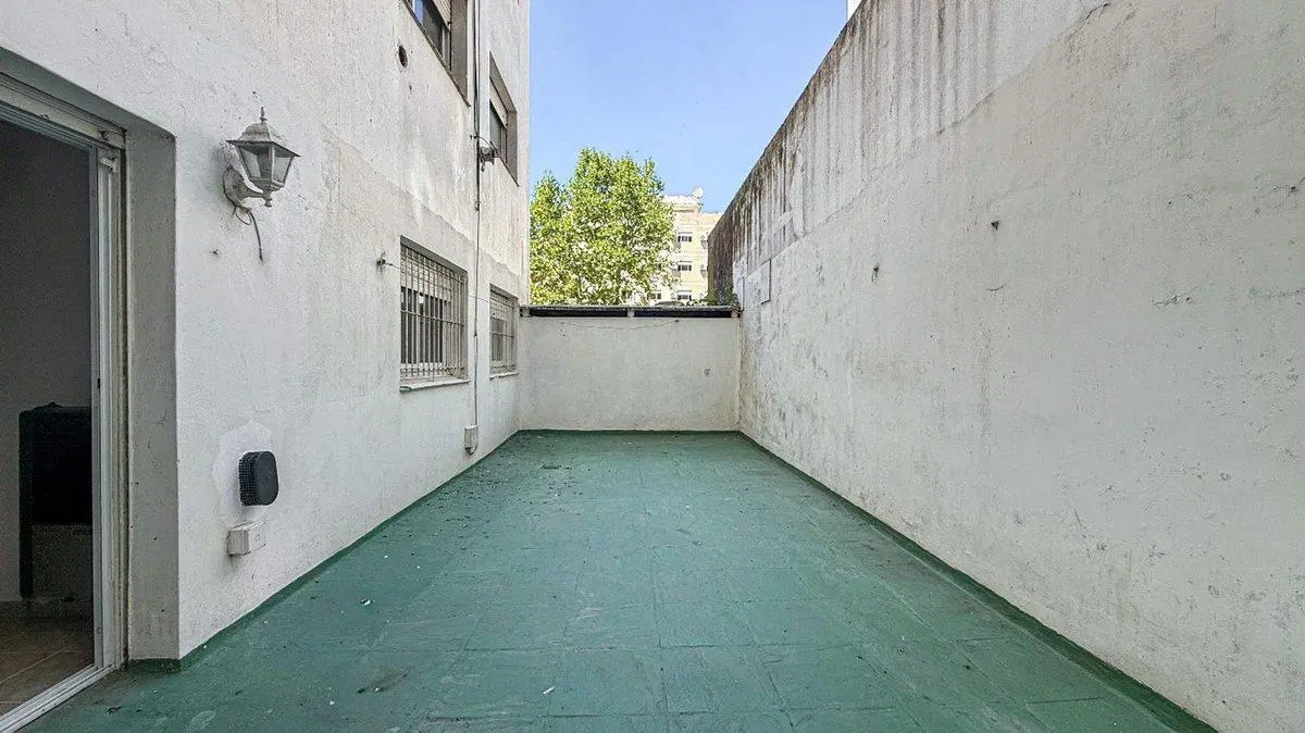 VENTA DEPTO 4 AMBIENTES LA PERLA COCHERA Y  PATIOS 5