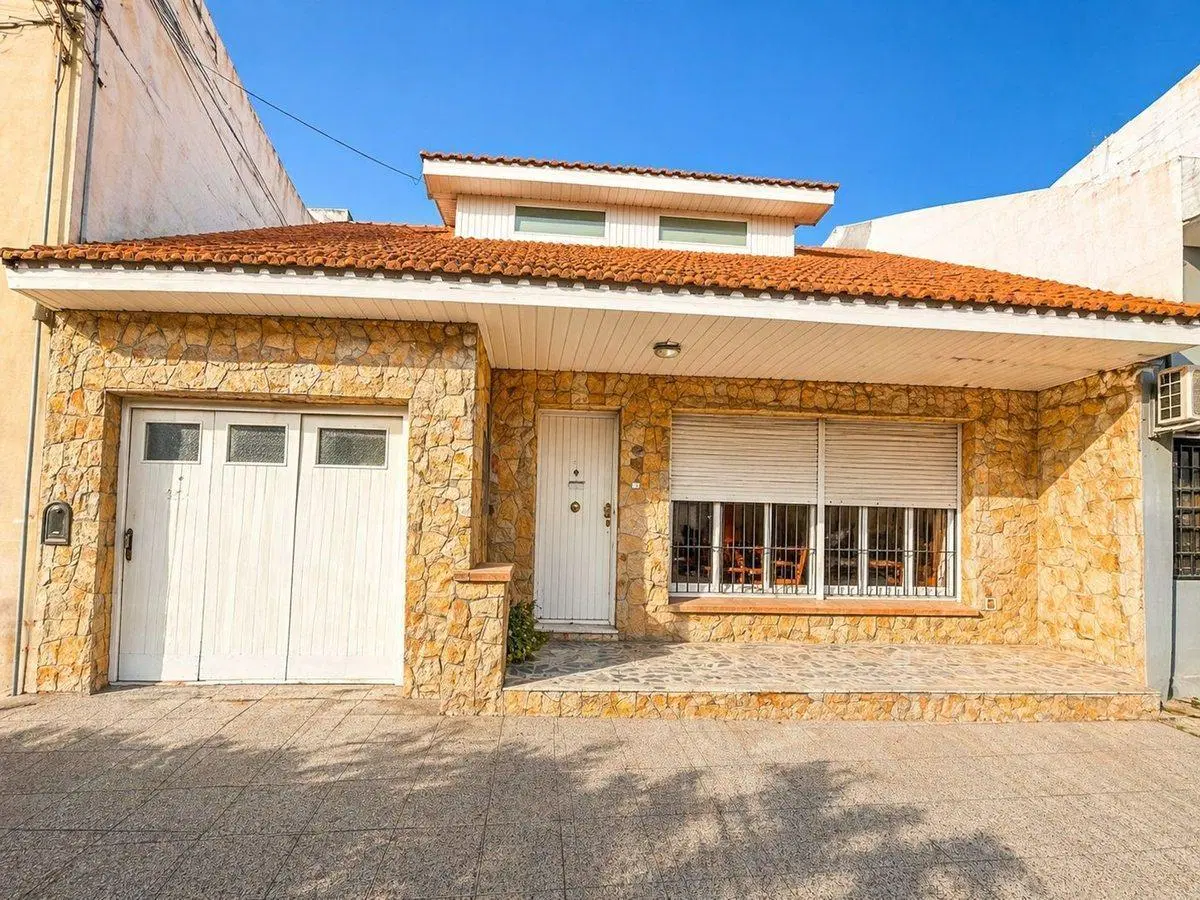 VENTA CASA 4 AMBIENTES CON DOBLE COCHERA CENTRO 2