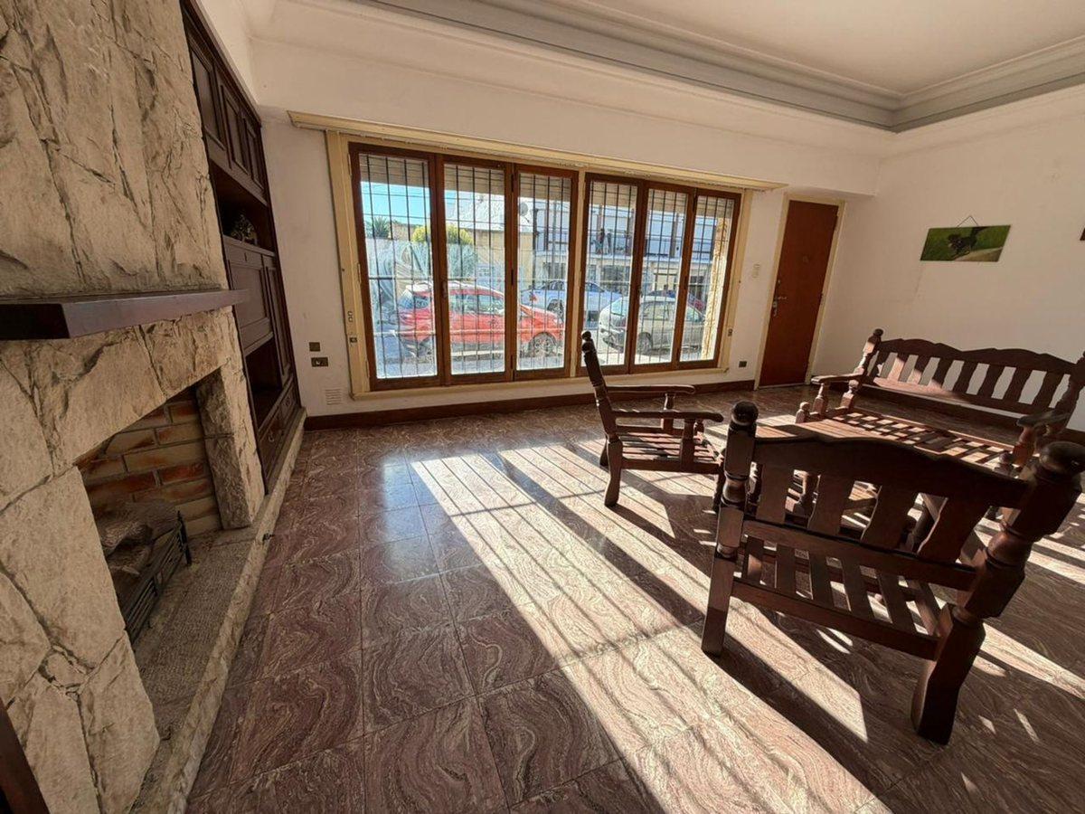VENTA CASA 4 AMBIENTES CON DOBLE COCHERA CENTRO