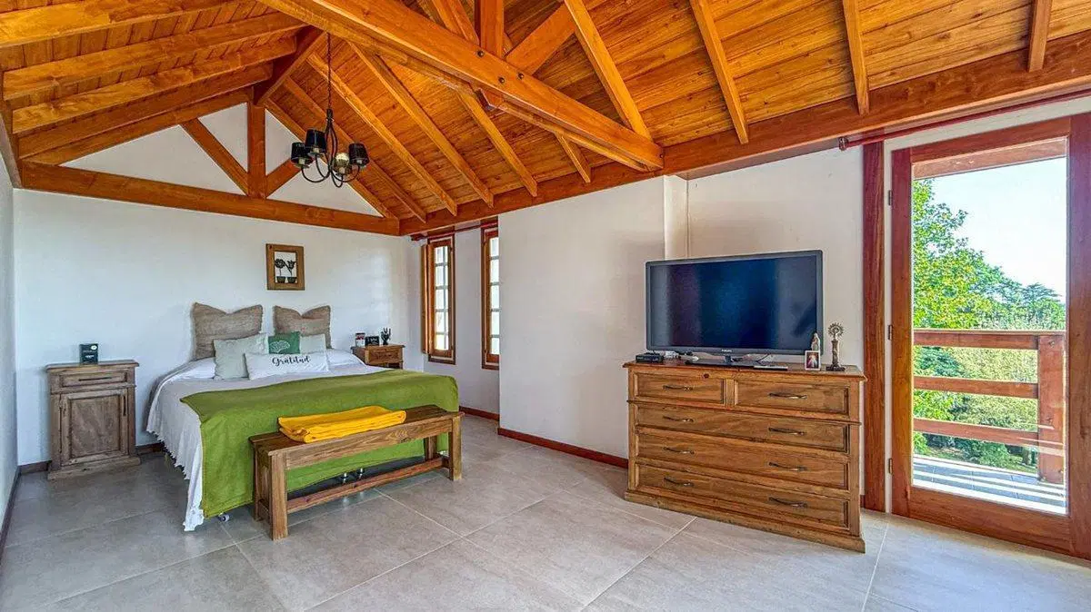 VENTA CASA 5 AMBIENTES PARQUE Y PISCINA SIERRAS 4