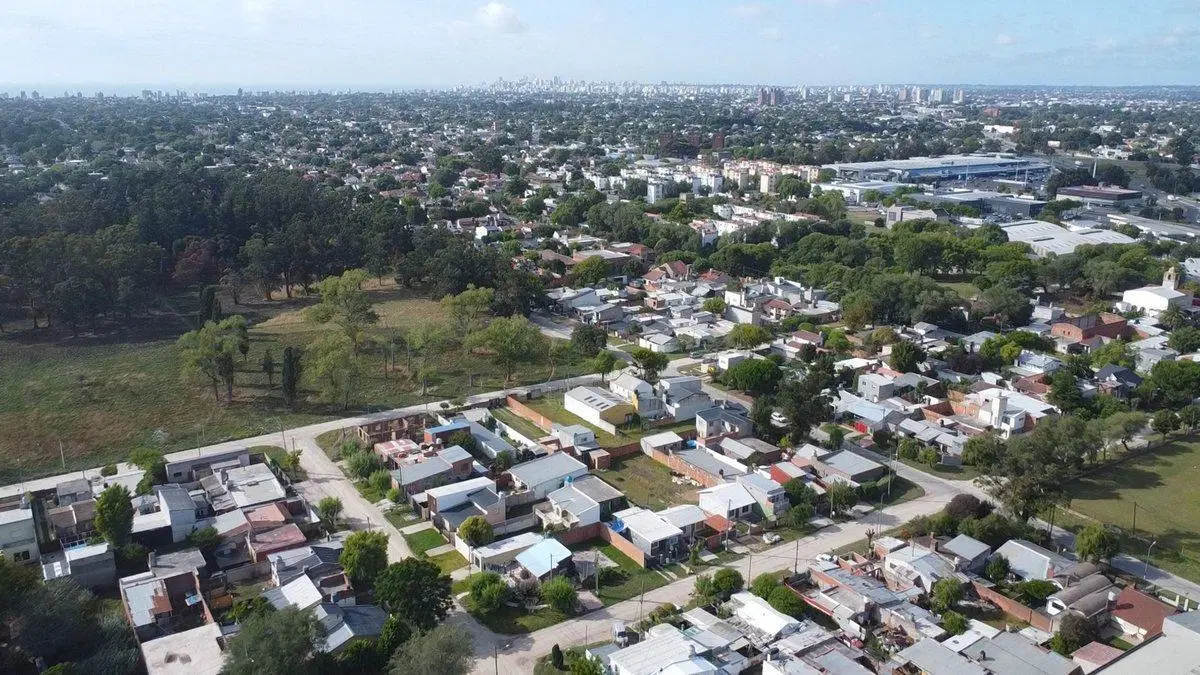 Venta Lote Aeroparque 151 m2  todos los servicios 4