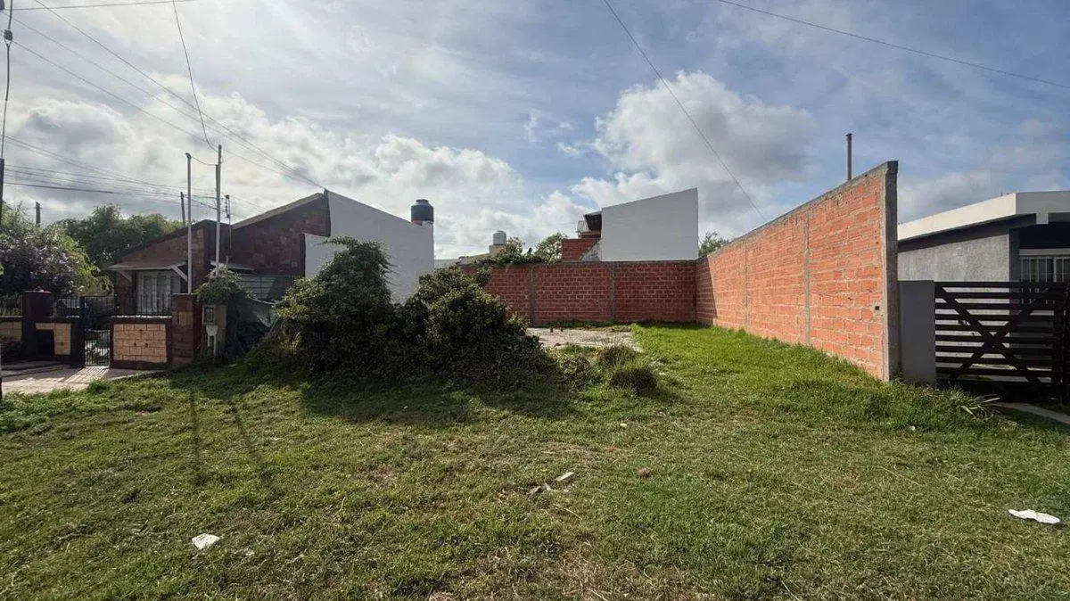 Venta Lote Aeroparque 151 m2  todos los servicios 2
