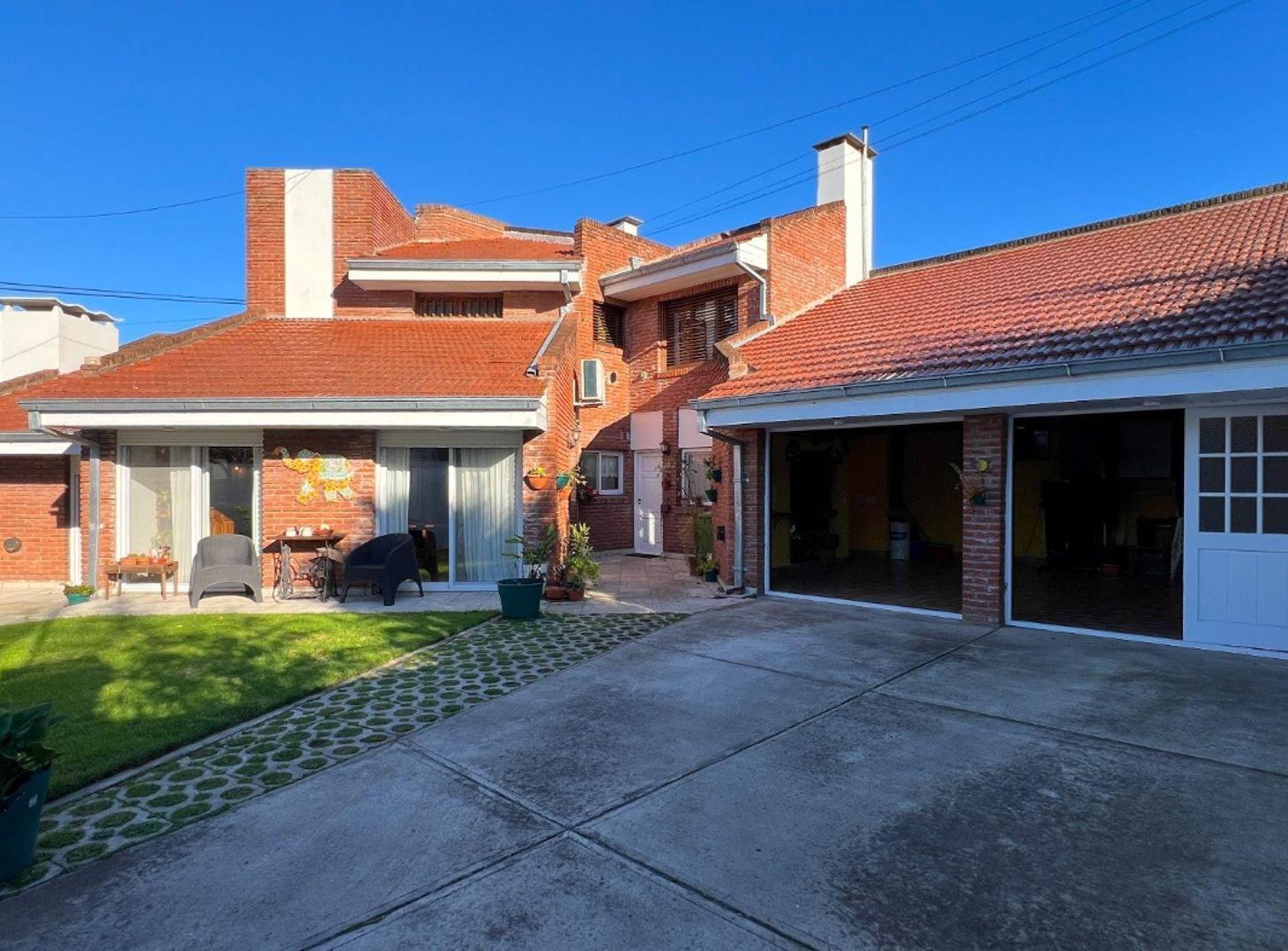 Venta Casa 5 amb jardin y garage doble San Carlos