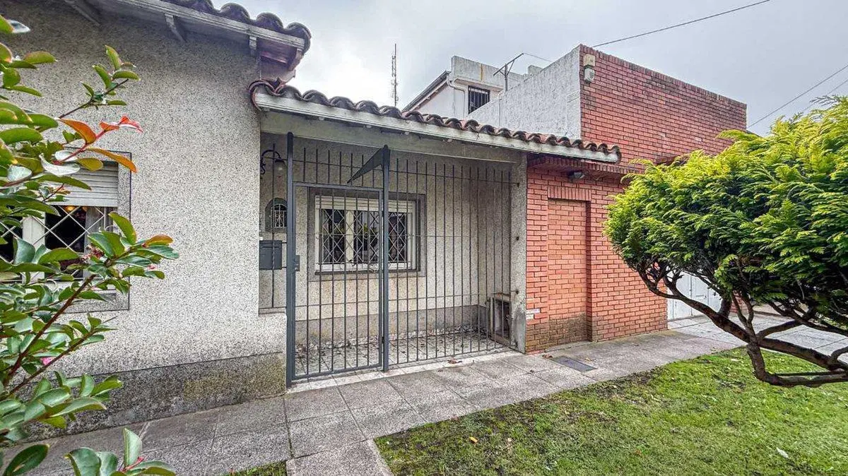 CASA EN VENTA 3 AMBIENTES MAS DEPARTAMENTO 4