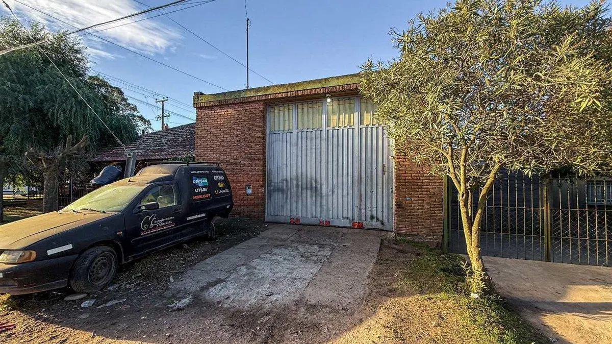 OPORTUNIDAD CASA CON LOCAL COMERCIAL 4