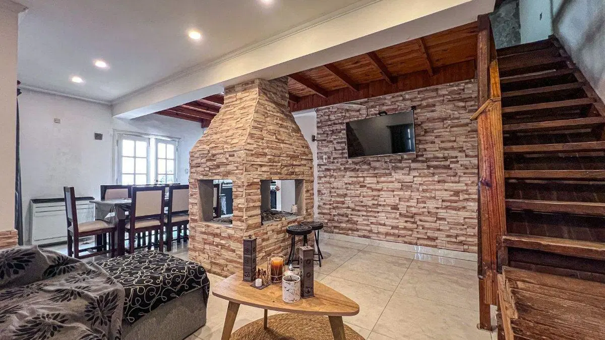 Venta de casa 3 ambientes + Departamento de 2 amb 4