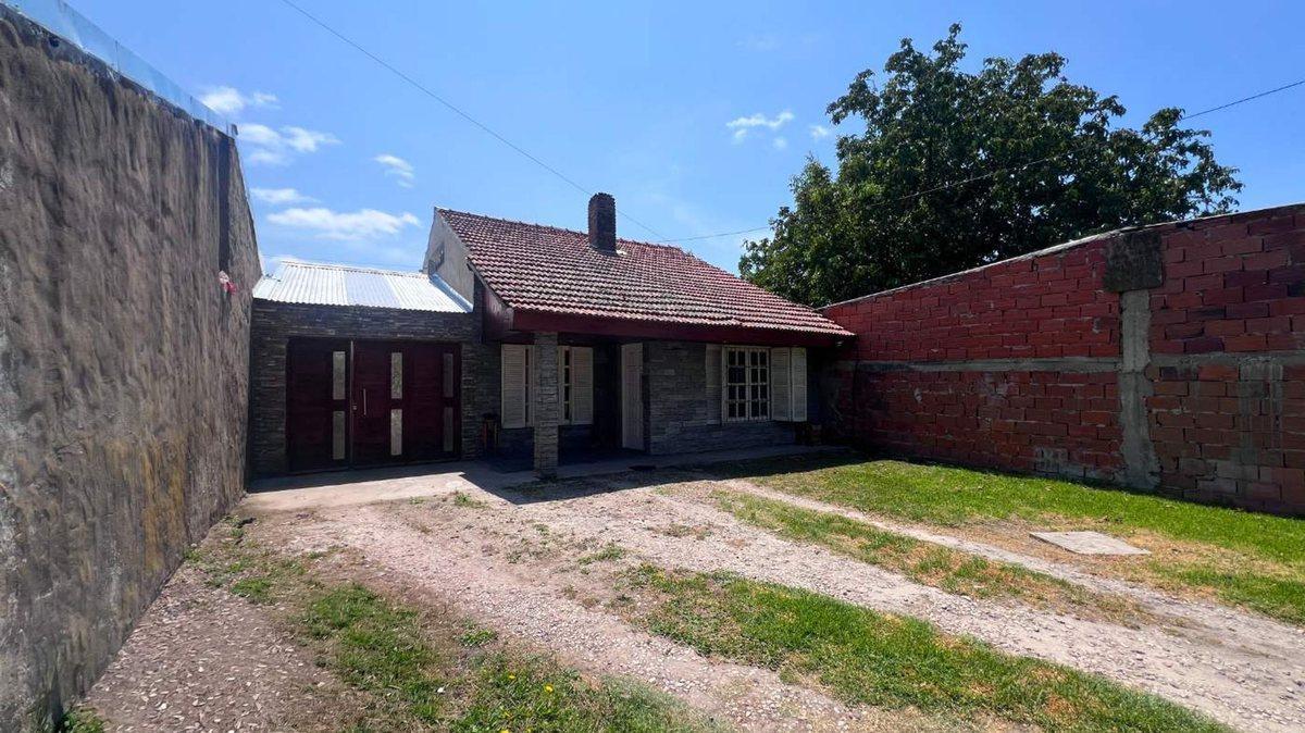 Venta de casa 3 ambientes + Departamento de 2 amb