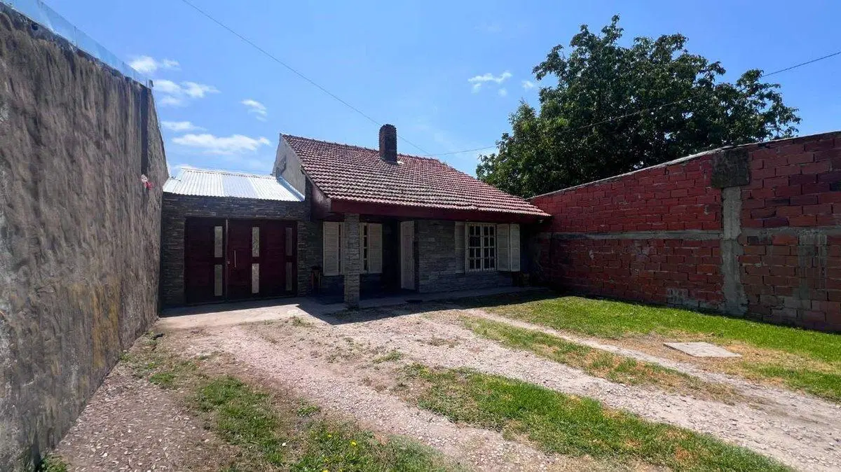 Venta de casa 3 ambientes + Departamento de 2 amb 5