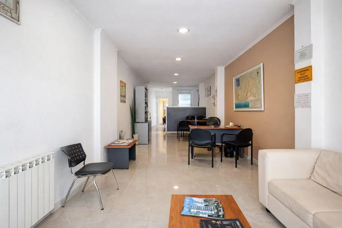 VENTA LOCAL OFICINA AL FRENTE LA PERLA 4