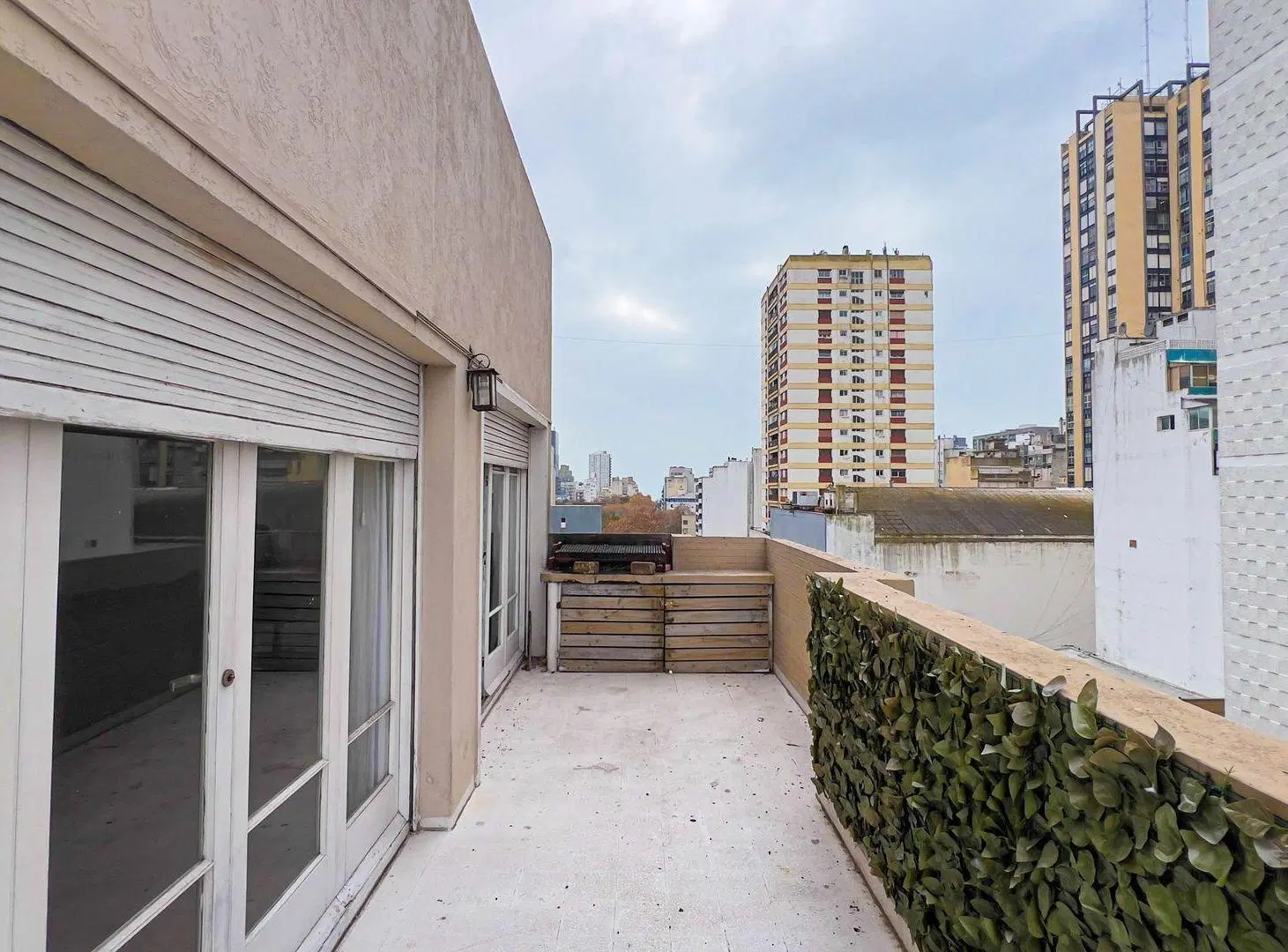 VENTA DEPARTAMENTO 5 AMBIENTES AL FRENTE CENTRO 4