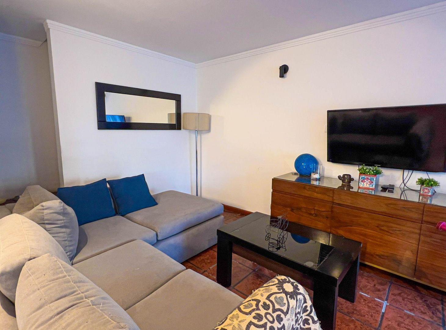 VENTA CASA 4 AMBIENTES CON PATIO BARRIO CAISAMAR.