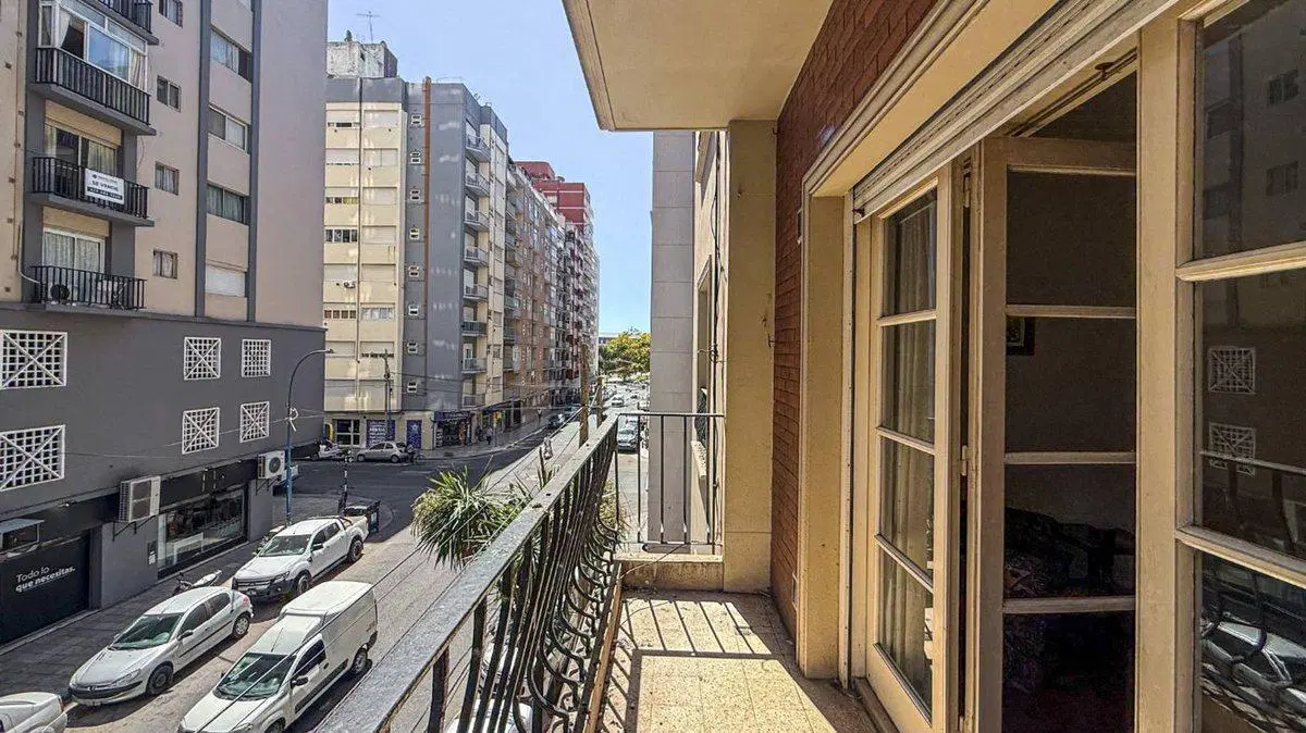 VENTA DEPTO 3 AMB FRENTE CON BALCÓN Y DEPENDENCIA 2
