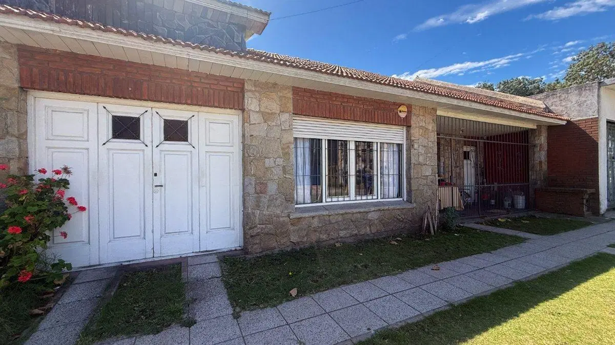 Venta casa 3 ambientes en Las Avenidas con jardín 2